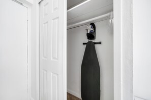 Deluxe Room, 1 Queen Bed, Private Bathroom | Interior