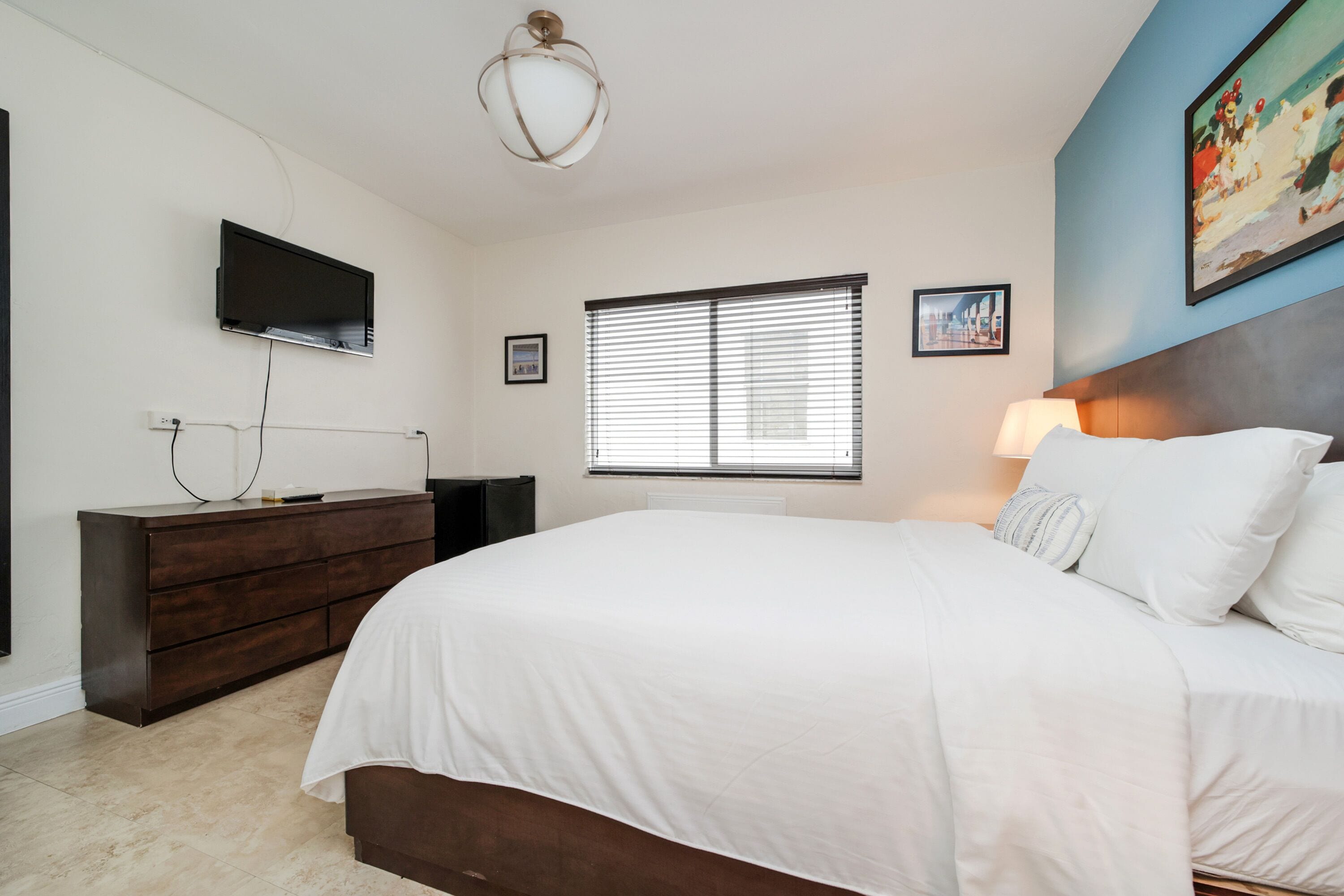 Decoración personalizada, muebles diferentes y cortinas blackout 