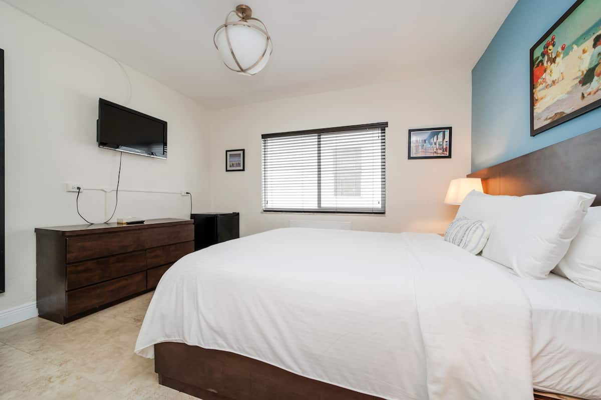 Decoración personalizada, muebles diferentes y cortinas blackout