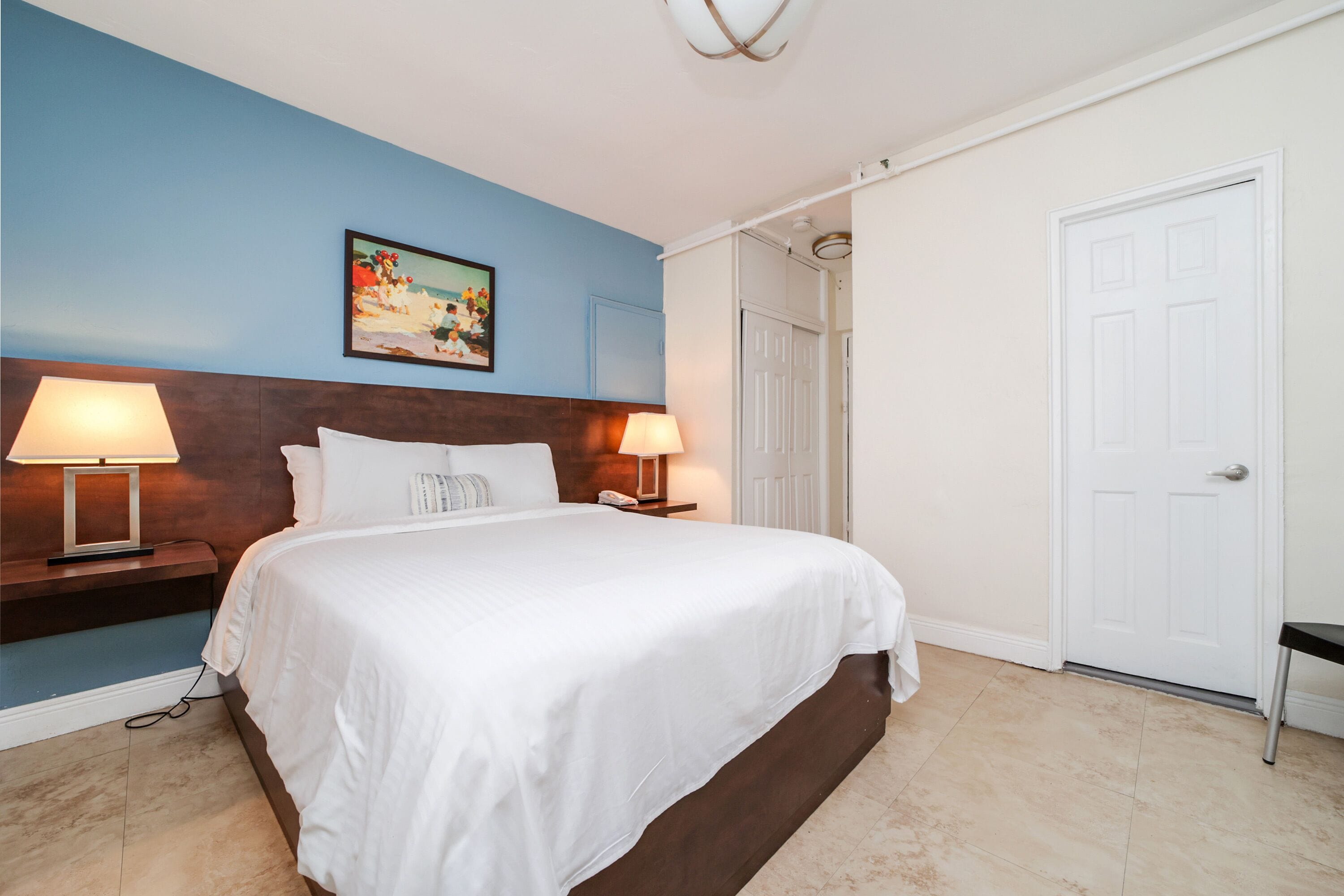 Espacio para trabajar con laptop y cortinas blackout 