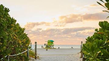 Una playa cerca, arena blanca