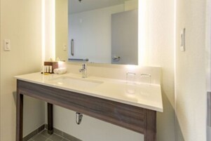 Bañera con ducha, artículos de tocador gratuitos, secador de pelo