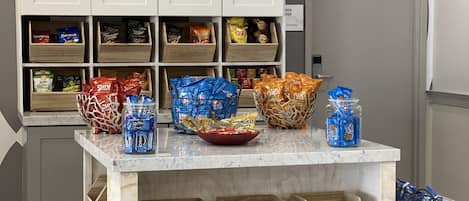 Una barra de tapes amb diferents productes envasats en bressols i cistades de fusta.