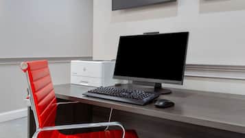 Ein moderner Schreibtisch mit einem Computer, einer Tastatur und einer Maus.
