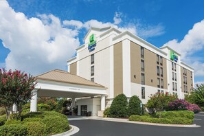 A Holiday Inn Express & Suites hotel with a covered entrance, clear signage, and well-maintained landscaping. - Holiday Inn Express Hotel & Suites Wilmington-University Ctr by IHG (Wilmington)