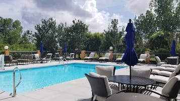Una piscina al aire libre de temporada (de 09:00 a 21:00), tumbonas