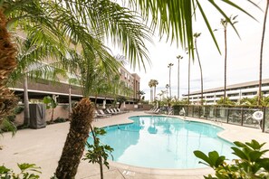 Piscine extérieure, accès possible de 9 h à 22 h, parasols