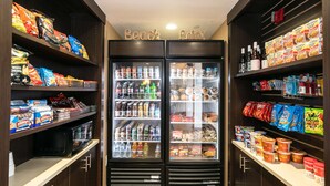 Zona de exhibición con aperitivos, bebidas y productos envasados.