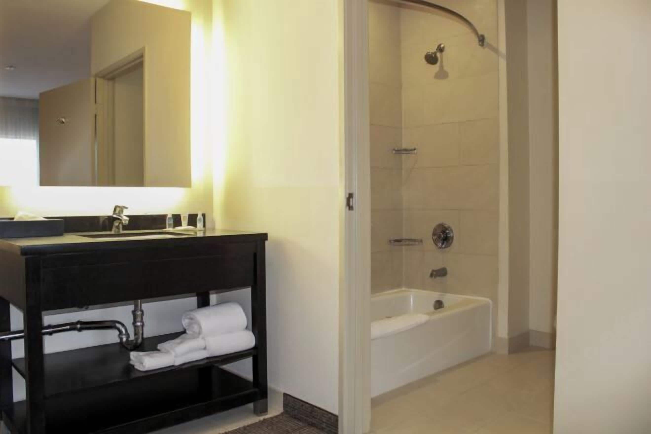 Combined shower/tub, free toiletries, hair dryer, towels