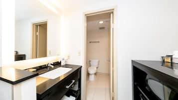 Suite, 1 King Bed, Non Smoking (Living Room) | Bathroom | Combined shower/tub, free toiletries, hair dryer, towels
