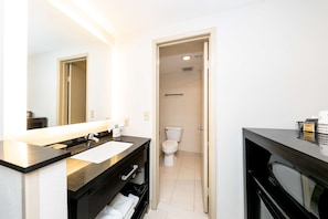 Suite, 1 cama King size, para no fumadores (Living Room) | Baño | Tina con regadera, amenidades de baño gratuitas, secadora de cabello