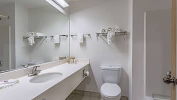 Combined shower/tub, towels