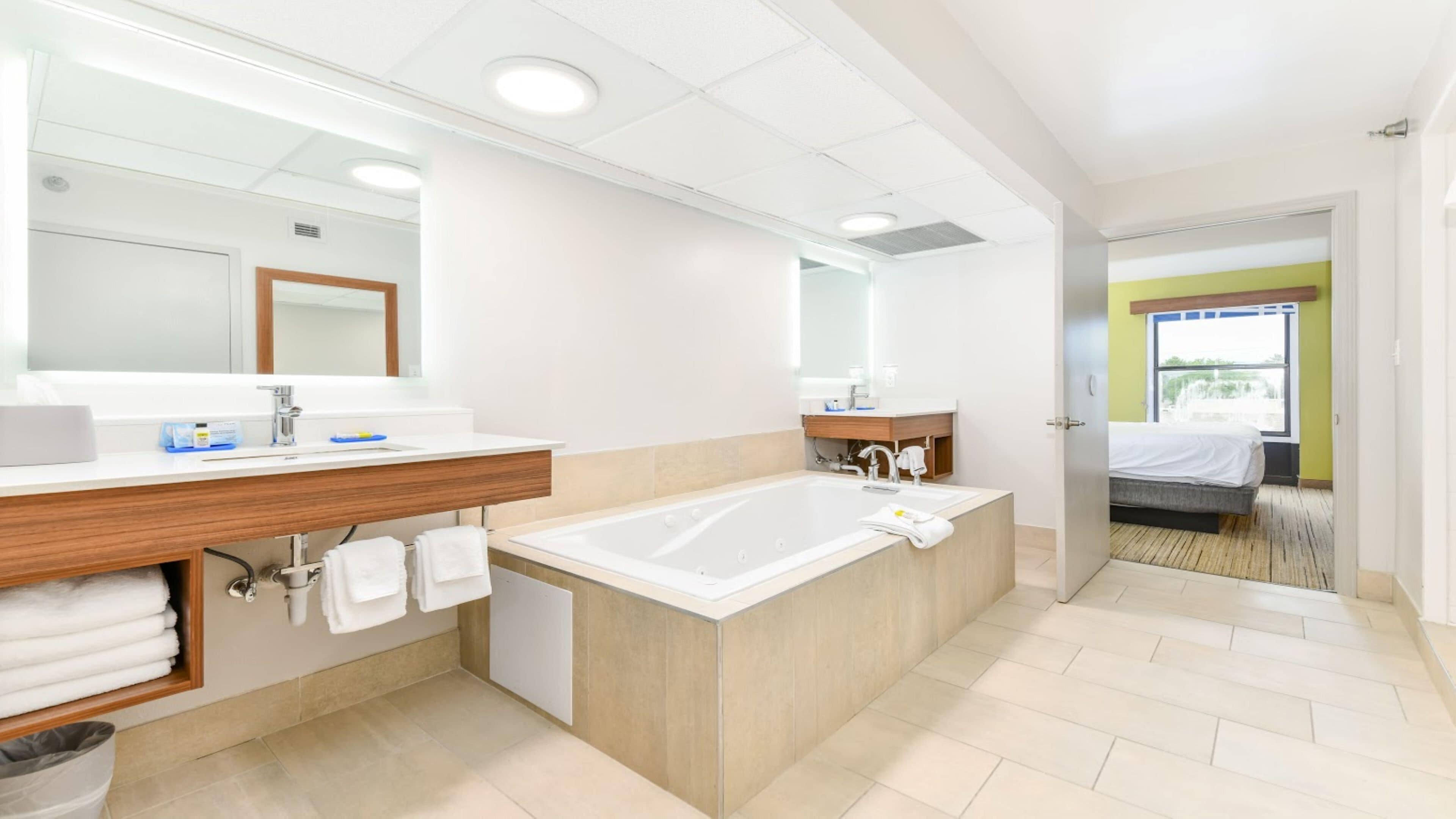 suite, 1 bedroom | bathroom | combined shower/bathtub, free toiletries, hair dryer, towels