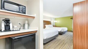 Habitación estándar, 2 camas de matrimonio | Caja fuerte, escritorio, tabla de planchar con plancha