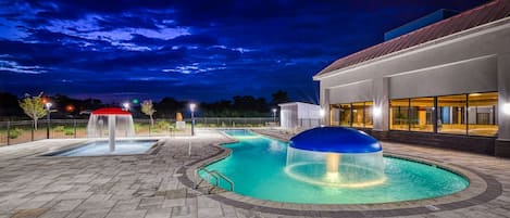 Una piscina techada, una piscina al aire libre de temporada