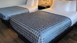 Habitación estándar doble, 2 camas dobles, no fumadores | Caja fuerte, cunas (de pago), camas supletorias y wifi gratis