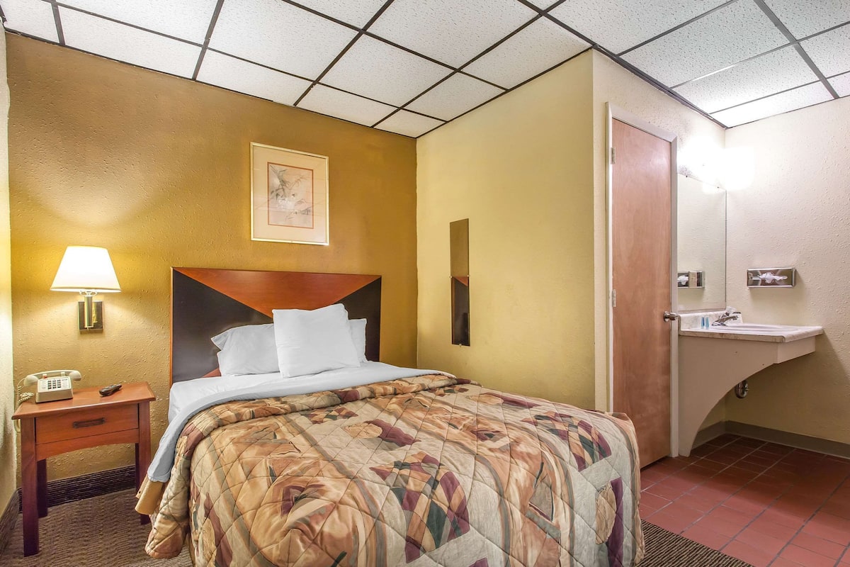 Standard Double Room, Non Smoking | In-room safe, cribs/infant beds, rollaway beds, free WiFi