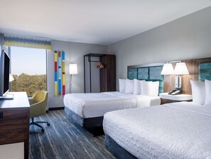 Cubrecamas, caja de seguridad en la habitación y escritorio 