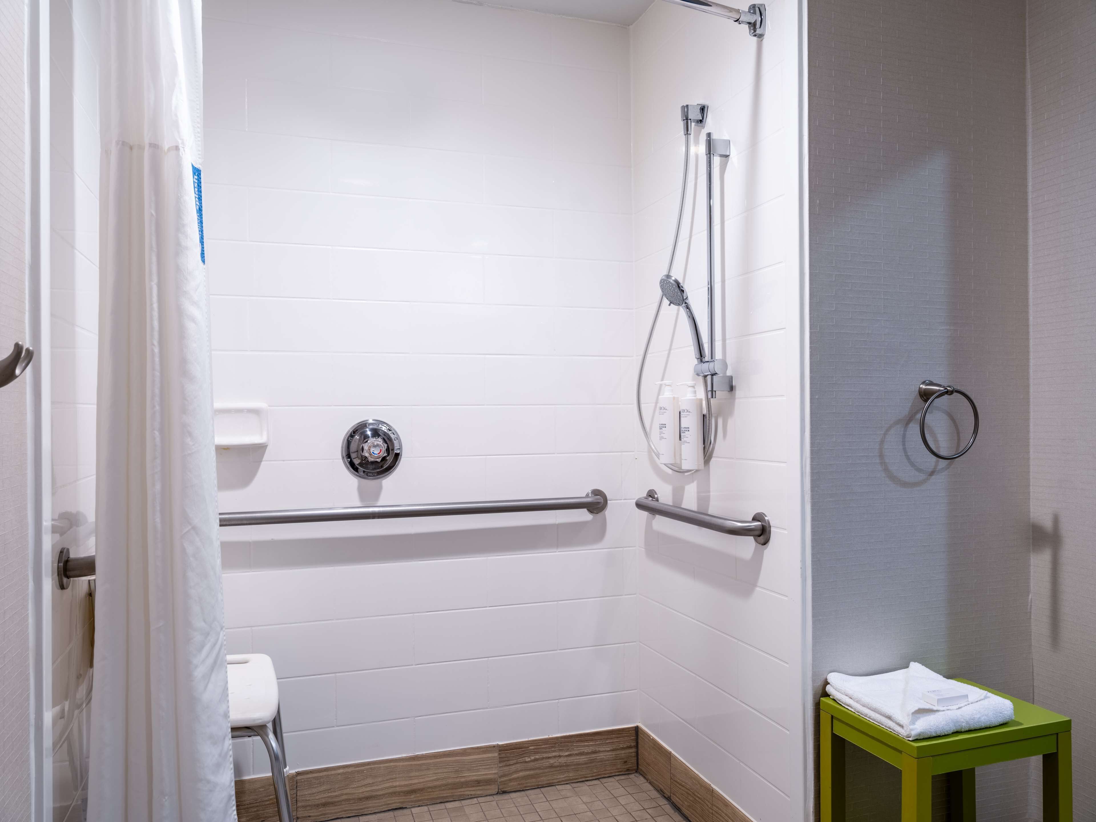 room, accessible, non smoking | bathroom | free toiletries, hair dryer, towels