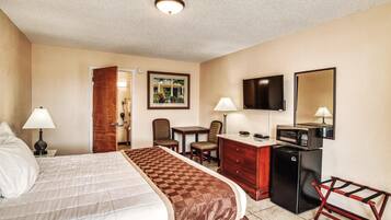 Quarto solteiro standard, 1 cama King | Roupas de cama premium, escrivaninha, cortinas blackout