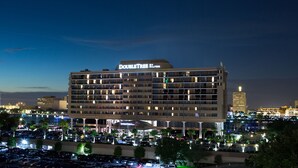 Un hotel de varios pisos con techo plano y un letrero que dice "DOUBLETREE".