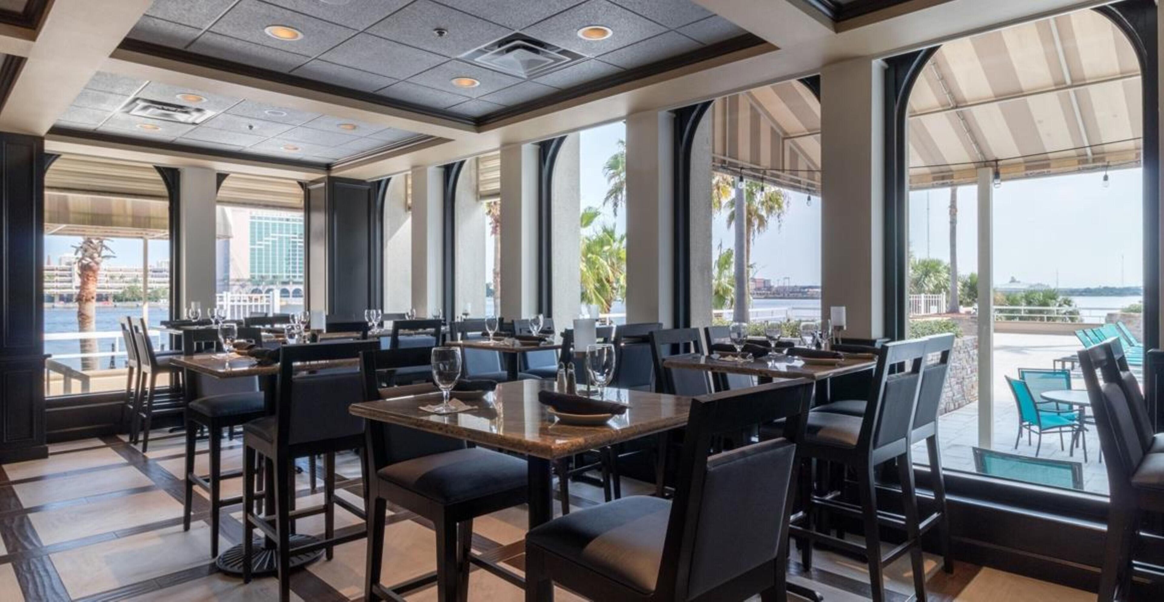 2 restaurants; breakfast and dinner served 