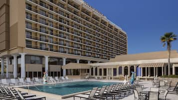 Utomhuspool, öppet 06.00 till 22.00, gratis cabanor och solstolar