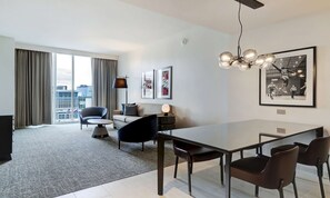 En 55-tommers LCD-TV med kabel-kanaler samt TV og Netflix