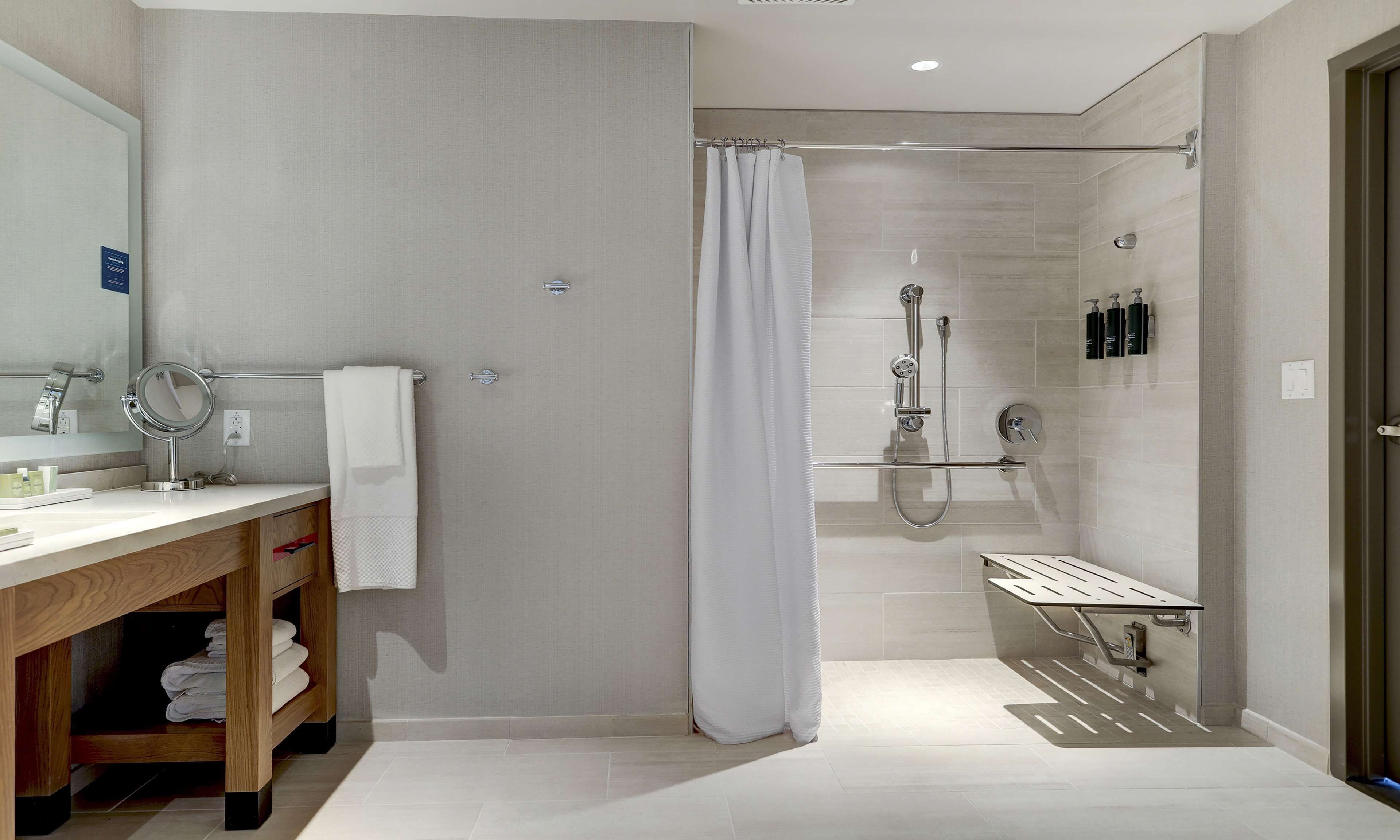 Une salle de bain moderne avec un meuble-lavabo, une douche et des toilettes.