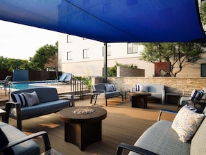 Utendørsbasseng og solsenger