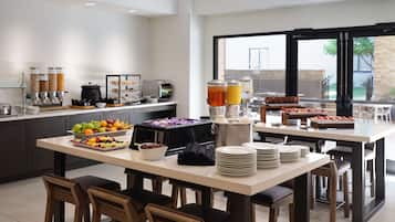 Café da manhã com buffet todos os dias mediante uma taxa