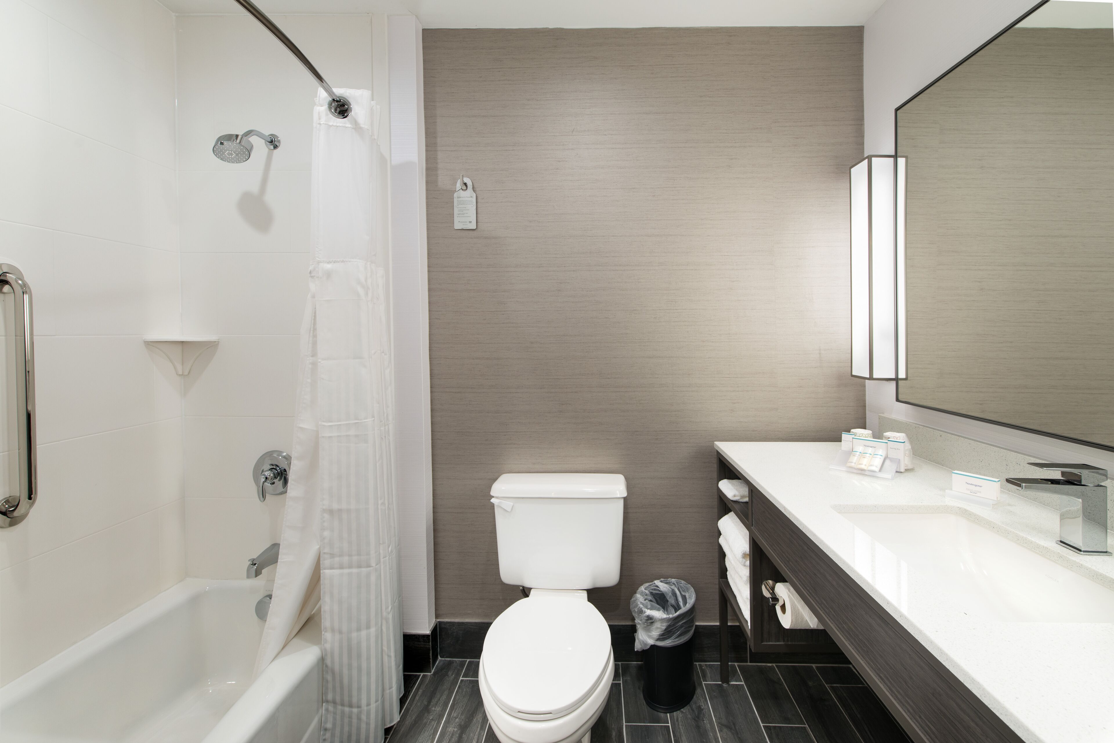 Un baño moderno con bañera, inodoro y lavamanos.