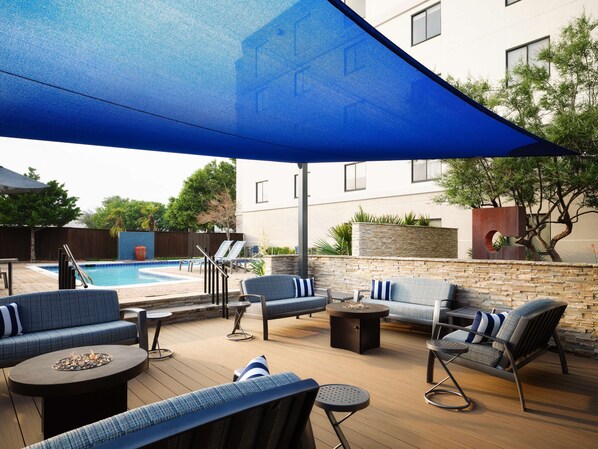 Outdoor pool, pool loungers - Hilton Garden Inn Las Colinas (Irving)