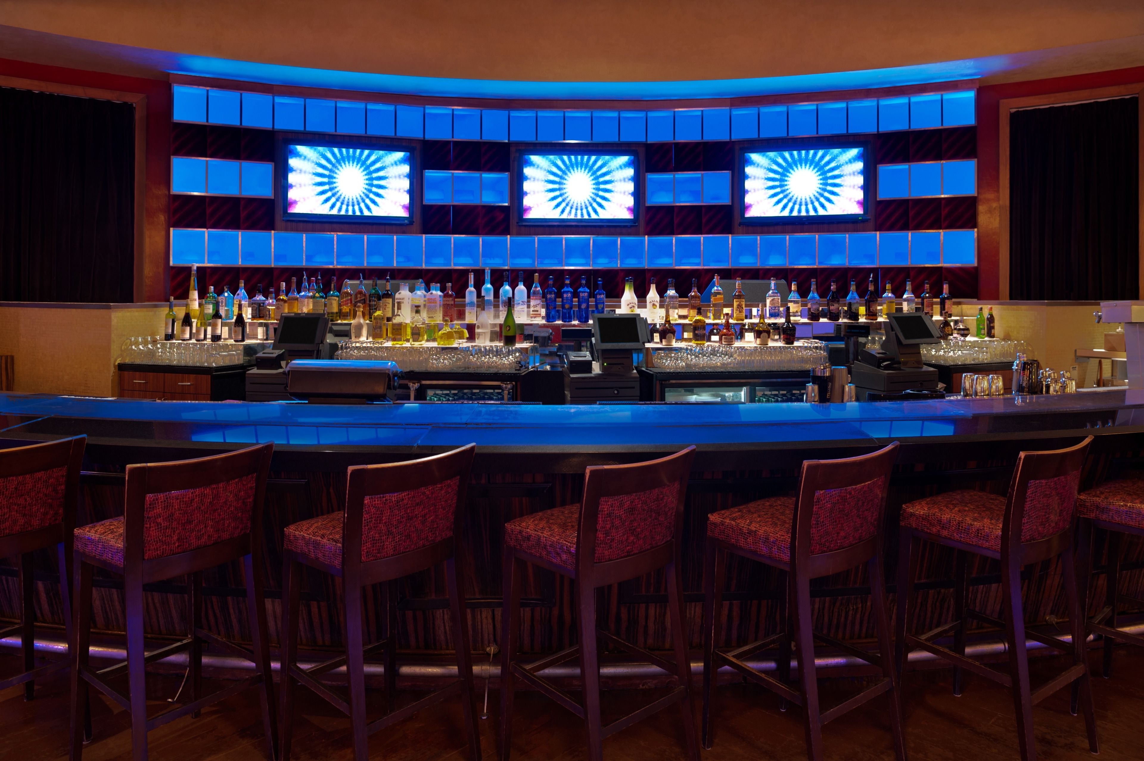 2 bars/lounges, pub