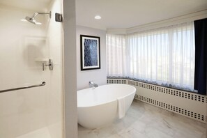Habitación junior, 1 cama King size, para no fumadores | Baño | Tina con regadera, amenidades de baño ecológicas, secadora de cabello 