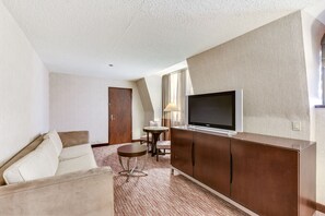 Ropa de cama de alta calidad y caja de seguridad en la habitación 