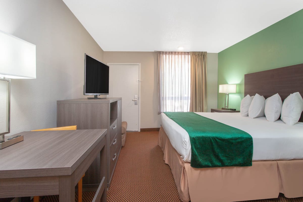 1 bedroom, premium bedding, in-room safe, desk