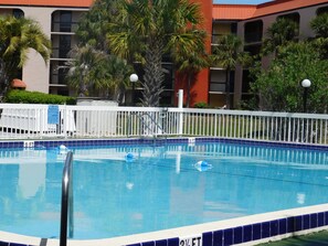 Piscine extérieure, parasols, chaises longues