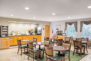 Free daily continental breakfast - Econo Lodge Raleigh near Walnut Creek Amphitheatre (Raleigh)