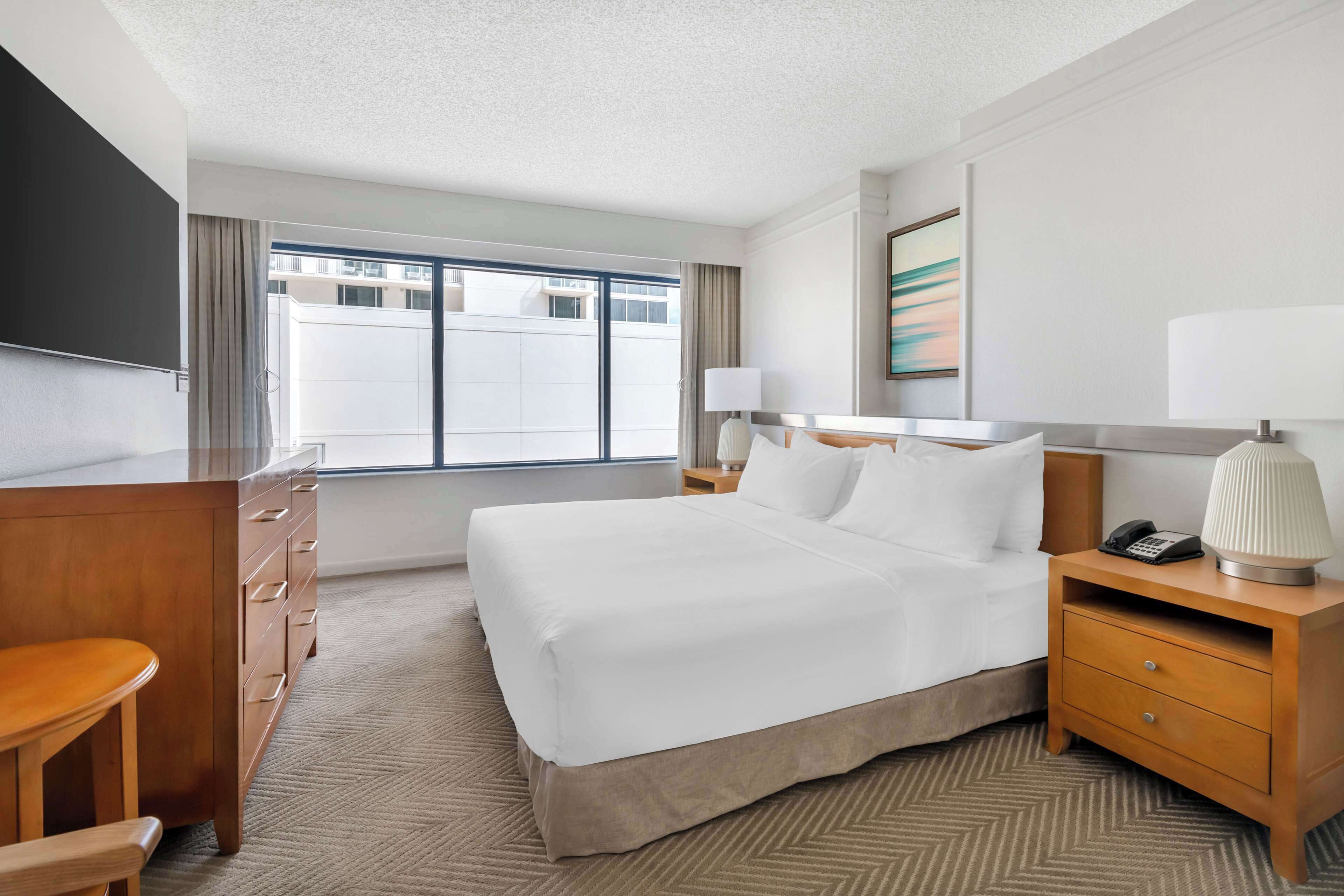 1 bedroom ocean vw kg suite w/acc hr and ris | in-room safe, iron/ironing board, free wifi, bed sheets