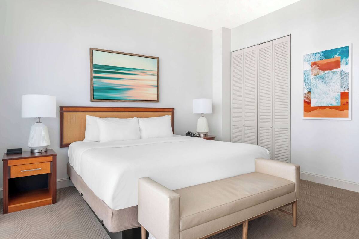 1 BEDROOM OCEAN VIEW KING SUITE PLUS | In-room safe, iron/ironing board, free WiFi, bed sheets
