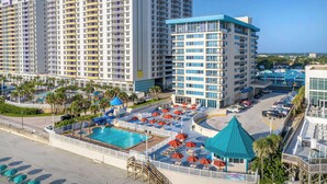 Un hôtel doté d’une piscine, de plusieurs balcons et d’un parking.