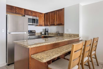 Fridge, microwave, coffee/tea maker, cookware/dishes/utensils at Hilton Vacation Club Daytona Beach Regency