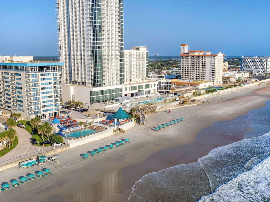 På stranden, solstolar och strandhanddukar