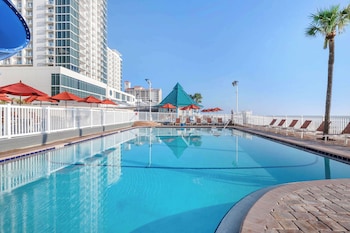 Outdoor pool, sun loungers at Hilton Vacation Club Daytona Beach Regency