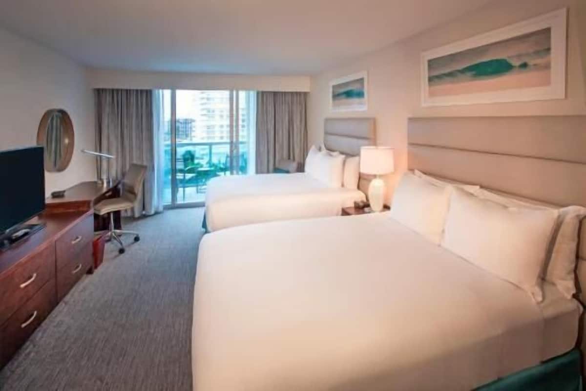 Camas con pillow-top, minibar y caja de seguridad en la habitación