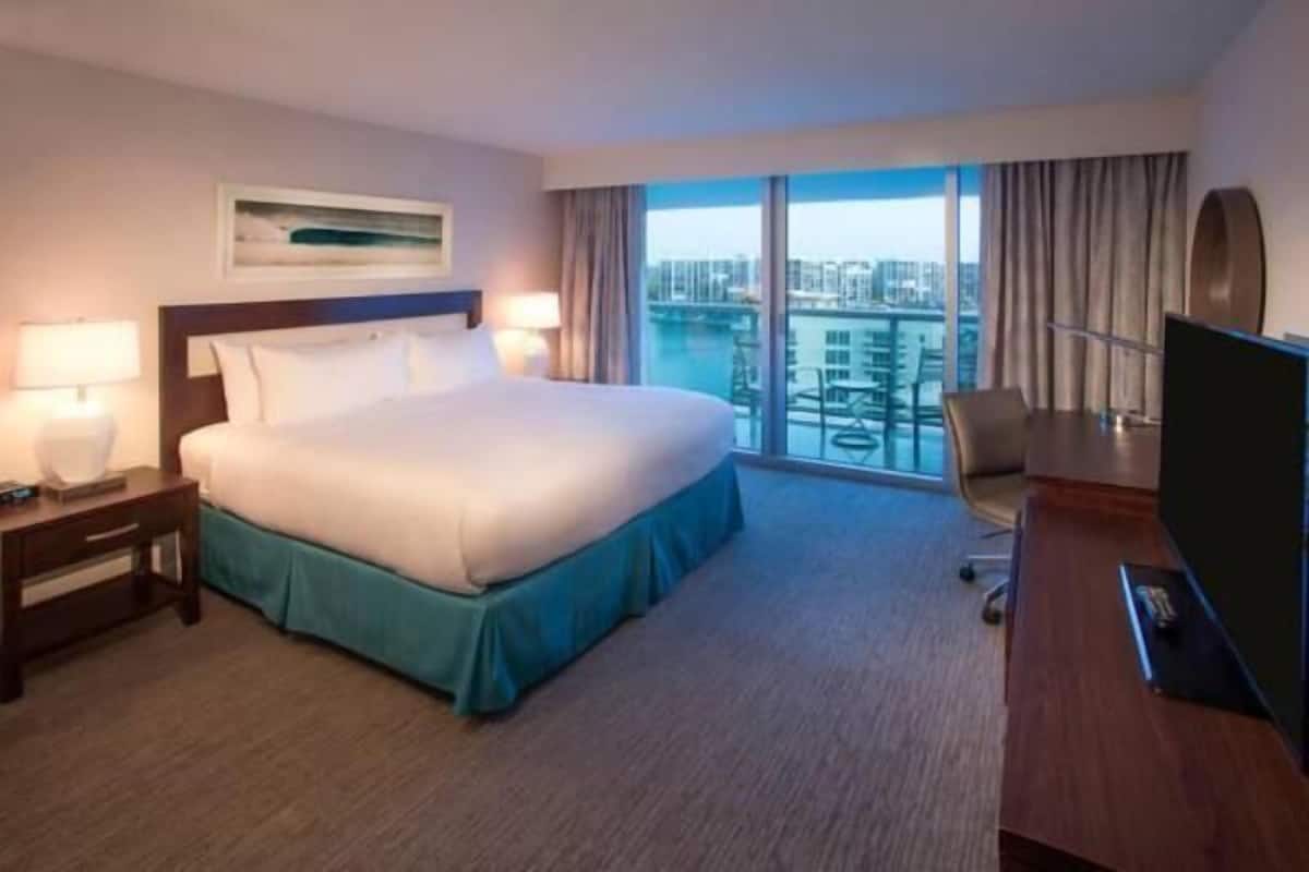 Camas con pillow-top, minibar y caja de seguridad en la habitación