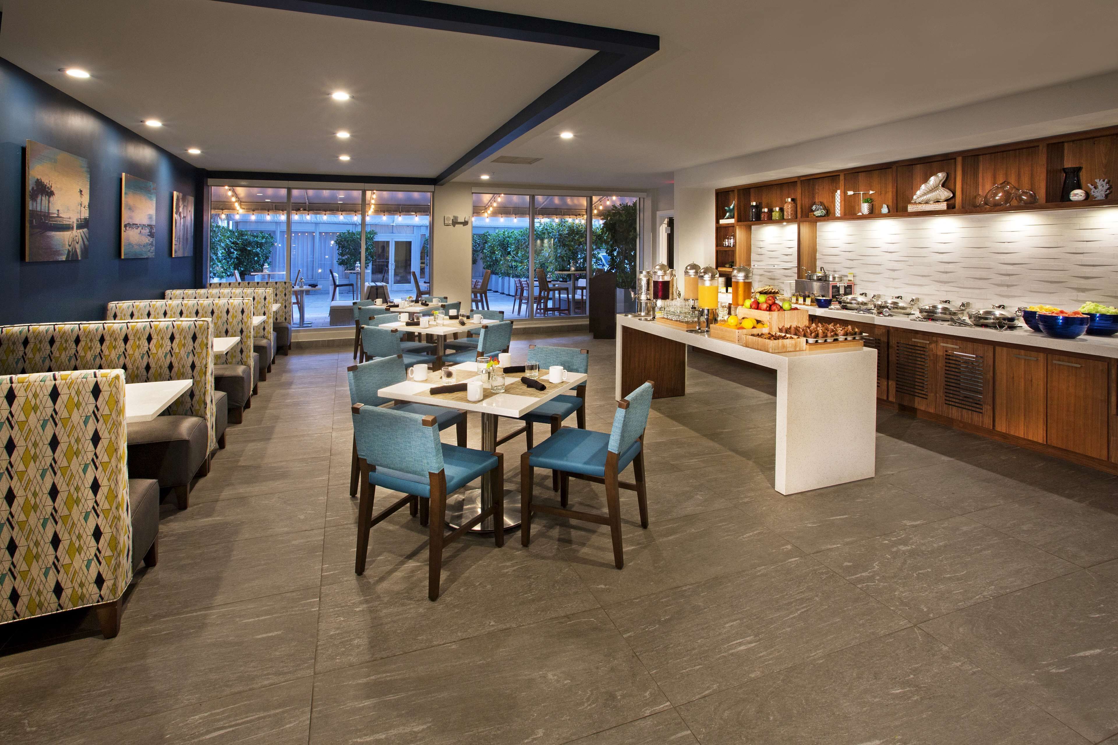 Un restaurant avec des banquettes et un coin bar.