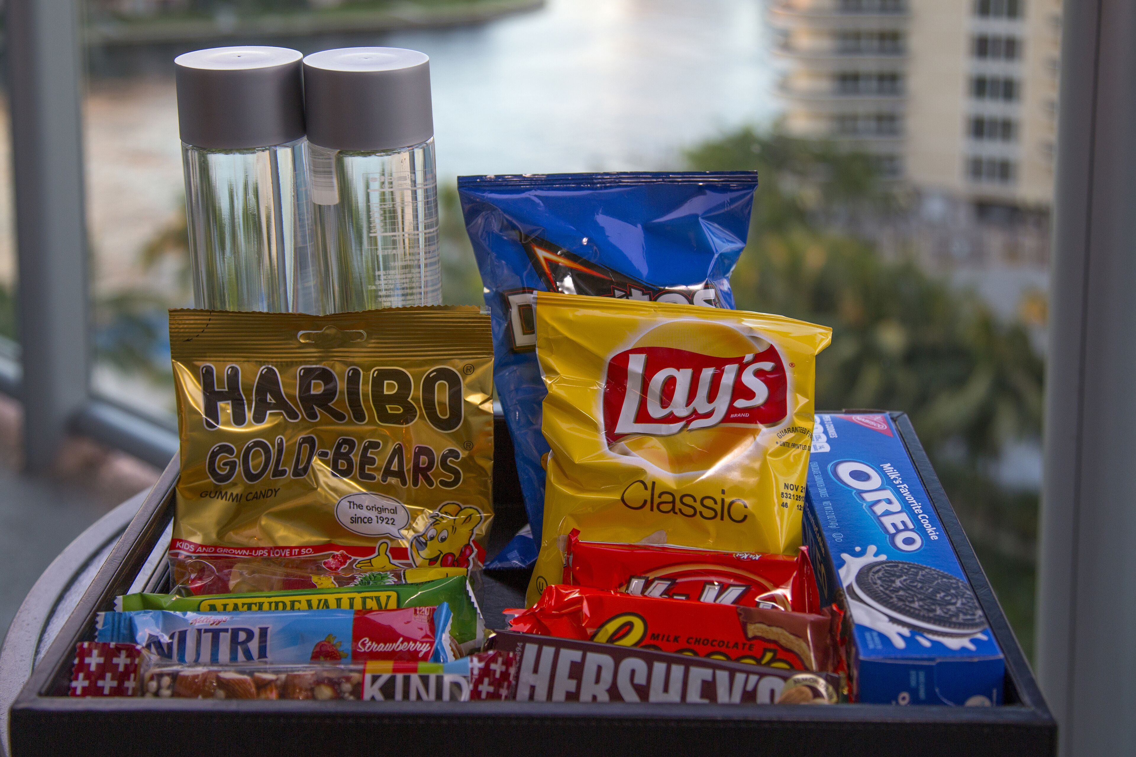 Eine Serviertablett mit verschiedenen Süßigkeiten und Snacks.
