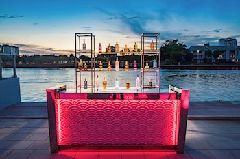 Bar (on property) at Doubletree Resort by Hilton Hollywood Beach